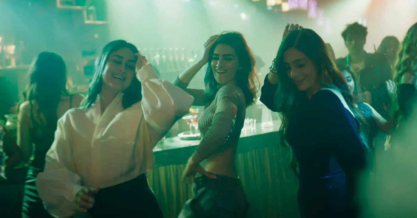 kareena, kriti and tabu dancing on ghagra